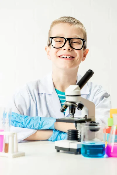 Escolar Con Microscopio Examina Las Sustancias Químicas Los Tubos Ensayo — Foto de Stock