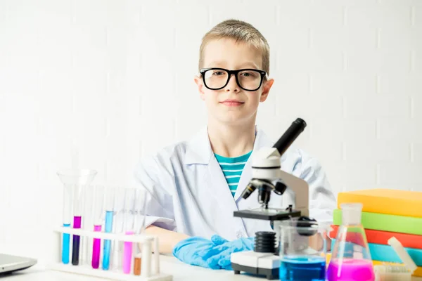 Uczeń Mikroskopem Bada Chemikalia Probówkach Przeprowadza Eksperymenty Portret Białym Tle — Zdjęcie stockowe