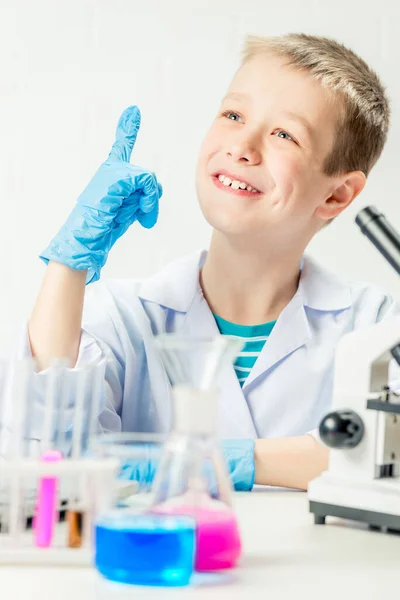 Escolar Con Microscopio Examina Las Sustancias Químicas Los Tubos Ensayo — Foto de Stock