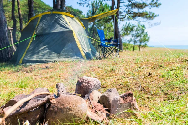 Open Haard Campingtent Aan Zee Een Zonnige Zomerdag — Stockfoto