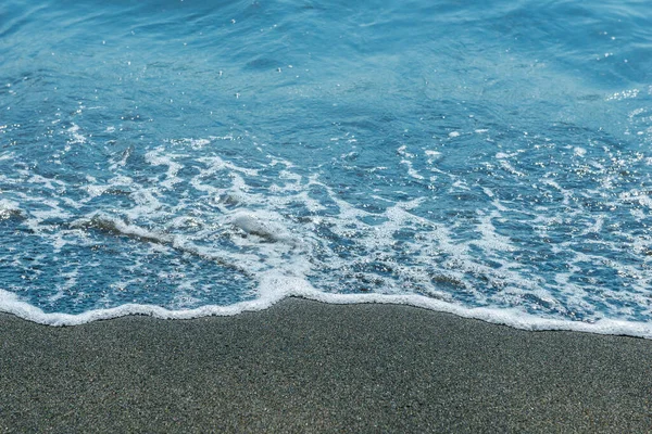 Onda Schiuma Bianca Sulla Spiaggia Sabbia Nera Primo Piano — Foto Stock