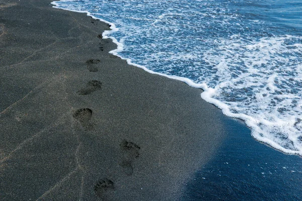 Κοντινό Πλάνο Πατημασιών Στην Άμμο Στην Παραλία — Φωτογραφία Αρχείου