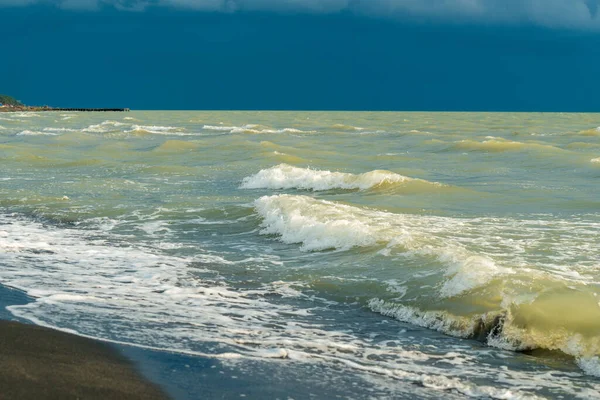 Mar Cielo Azul Dramático Marea Mar Durante Crepúsculo Azul Tiempo — Foto de Stock