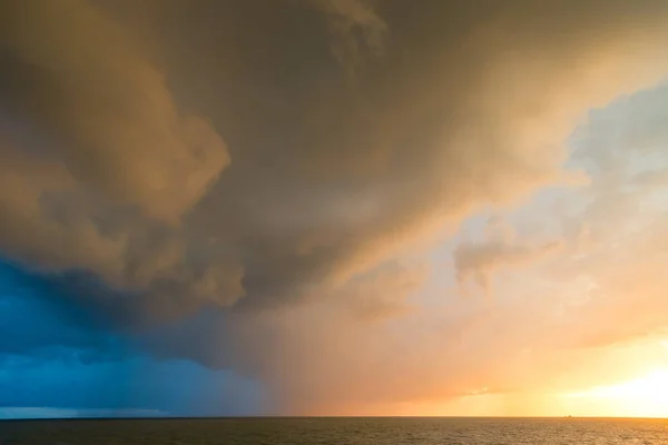 Mar Cielo Azul Dramático Marea Mar Durante Crepúsculo Azul Tiempo — Foto de Stock