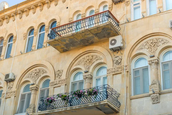 Beautiful Vintage Balcony Colorful Flowers Door — Stock Photo, Image