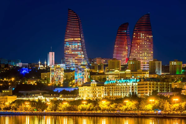 Baku Panoráma Éjszakai Város Gyönyörű Kilátás Nyílik Felhőkarcolókra Lángtornyok Este — Stock Fotó