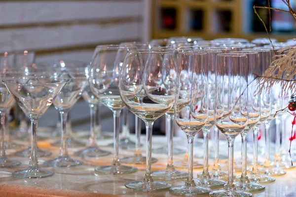 テーブルの上の列にシャンパン ワイン 水スタンドのための空のガラスのゴブレットのセット — ストック写真