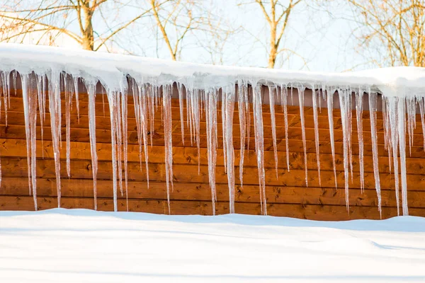 Grandes Glaçons Pendent Toit Maison Grandes Glaces Dangereuses Sur Une — Photo