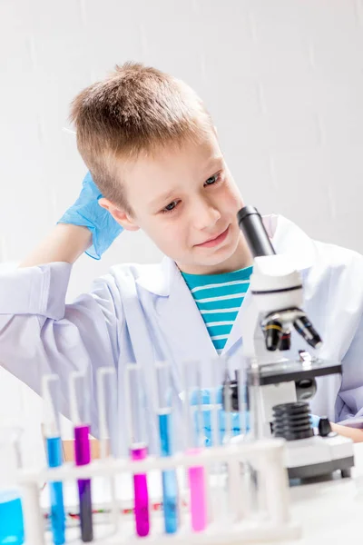 Escolar Con Microscopio Examina Las Sustancias Químicas Los Tubos Ensayo — Foto de Stock