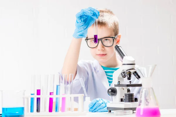 Escolar Con Microscopio Examina Las Sustancias Químicas Los Tubos Ensayo — Foto de Stock