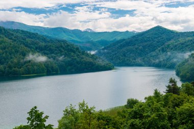 Azerbaycan, Goygol: Ganja yakınlarındaki ünlü Gölü üzerindeki panoramik manzara