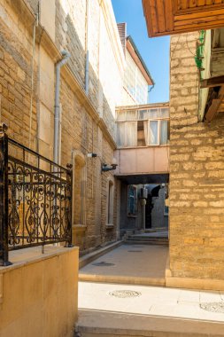 Bakü, Azerbaycan 'ın eski kenti Icheri Sheher' de boş bir cadde. Eski şehir Bakü 'nün mimarisi. İç Şehir binaları.