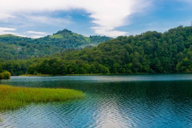 Azerbaycan, Goygol: Ganja yakınlarındaki ünlü Gölü üzerindeki panoramik manzara