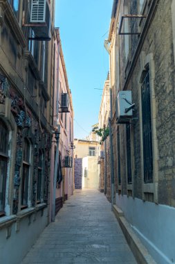 Bakü, Azerbaycan 'ın eski kenti Icheri Sheher' de boş bir cadde. Eski şehir Bakü 'nün mimarisi. İç Şehir binaları. 