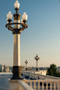 Şehir merkezinde panoramik manzaralı güzel mermer balustrad, Bakü, Azerbaycan