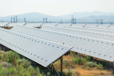 Yüklenmiş fotovoltaik güneş panelleri - güneş enerjisi istasyonunda modüller