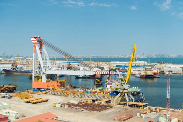 Nave Carico Gru Nel Porto Una Grande Città — Foto Stock