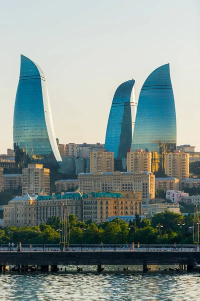 Passeio Baku Vista Torres Chamas — Fotografia de Stock