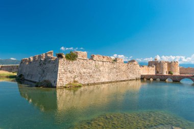 Rio-Antirio Köprüsü yakınlarındaki Venedik kalesi manzaralı Corinth Gulf Boğazı, Mora, Yunanistan
