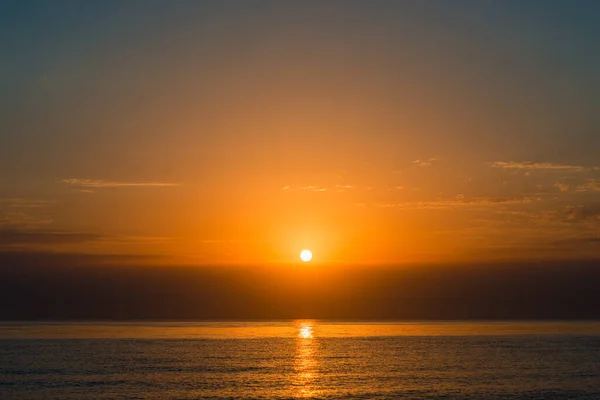 Γραφική Θέα Του Πορτοκαλί Ηλιοβασιλέματος Στο Τοπίο Της Θάλασσας — Φωτογραφία Αρχείου