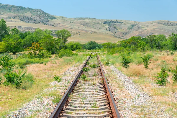 Schienen Und Blick Auf Hügel Einem Sonnigen Sommertag Landschaft — Stockfoto