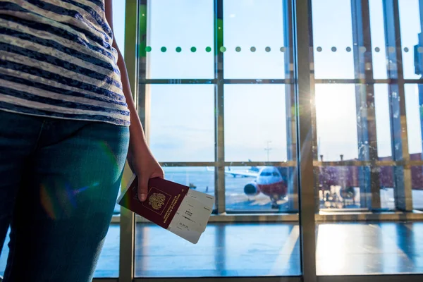 パスポートと搭乗券を持っている女性の閉鎖空港で — ストック写真