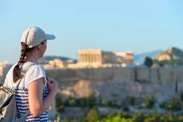 ギリシャで休暇をお楽しみください アテネとアクロポリスの景色を楽しむ若い旅行の女性 — ストック写真