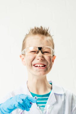 Başarısız bir deneyden sonra kirli yüzlü bir kimyager gibi giyinmiş komik çocuk.