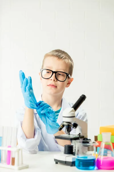 Escolar Con Microscopio Examina Las Sustancias Químicas Los Tubos Ensayo — Foto de Stock