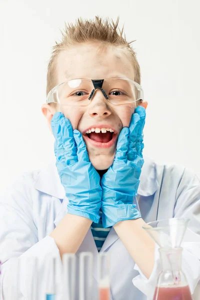 Chico Divertido Vestido Como Químico Con Cara Sucia Después Experimento — Foto de Stock