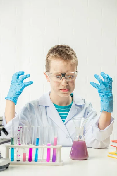 Zabawny Chłopiec Przebrany Chemika Brudną Twarzą Nieudanym Eksperymencie — Zdjęcie stockowe