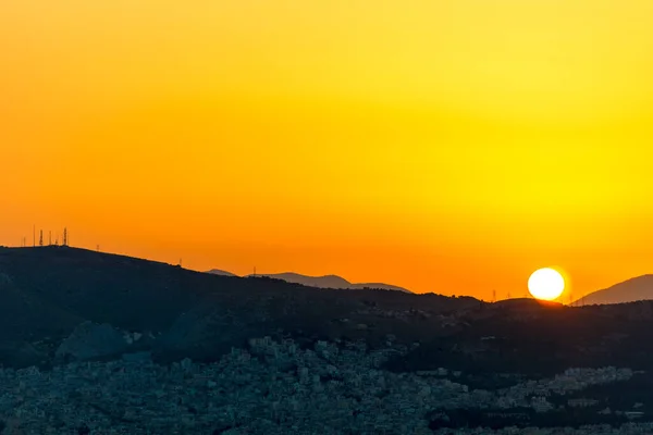 アテネ ギリシャの山の上に美しい夕日の色 — ストック写真