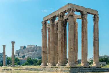 Yunan Olympian Zeus tapınağı, Atina, Yunanistan 'da antik kalıntıları olan manzara