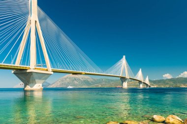 Modern Köprü Rion-Antirion. Patras ve Antirrio şehirlerini birbirine bağlayan köprü