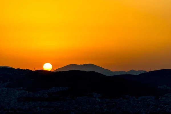 アテネ ギリシャの山の上に美しい夕日の色 — ストック写真