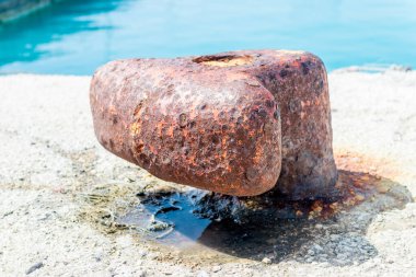 Bekar, yaşlı ve paslı iskelede demirlemiş, deniz manzaralı. 