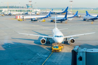 Havaalanındaki uçak kapı koluna bağlı. Uçak ve kol. Uçak yolcuları için havaalanının kapısı..