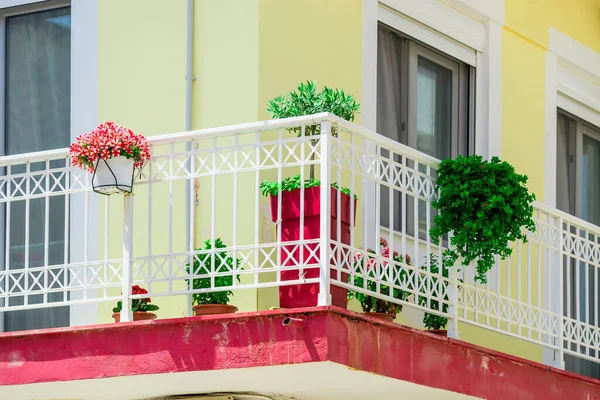 Bellissimo Balcone Vintage Con Fiori Colorati Porte — Foto Stock