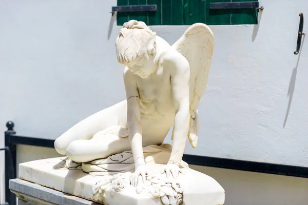 Beyaz Aşk Tanrısı Heykeli Klasik Tarzda Bir Heykel — Stok fotoğraf