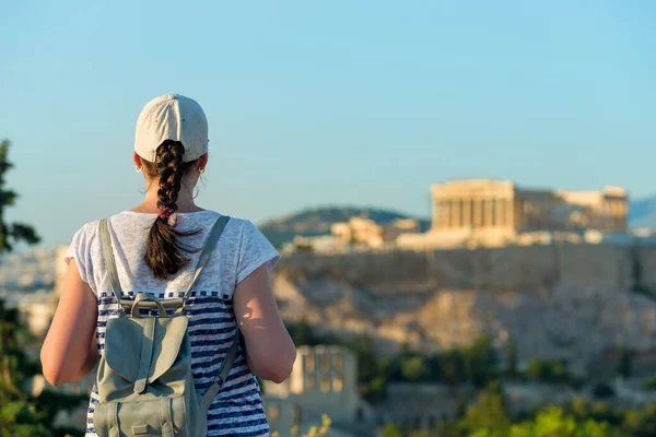 Genieten Van Vakantie Griekenland Jonge Reizende Vrouw Geniet Van Uitzicht — Stockfoto