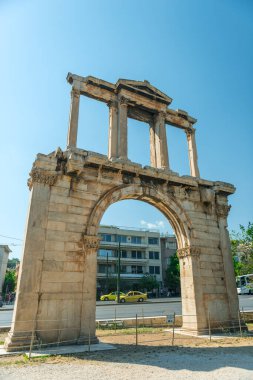 Yunanistan 'ın Atina kentindeki Hadrian tarihi yapısının kemeri