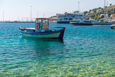 Güneşli bir havada İyon Denizi 'nin turkuaz dalgalarında sallanan tekneler. 