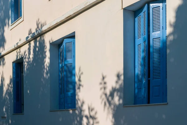 Ventanas Con Persianas Azules Pared Blanca Estilo Griego — Foto de Stock