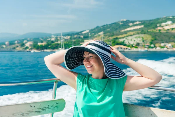 Entspannte Frau Mit Sonnenhut Genießt Ozeanfahrt Segeln Auf Der Luxusjacht — Stockfoto