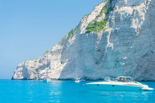 ターコイズブルーの水 ヨットや岩と美しい海の海岸 — ストック写真