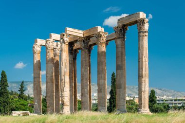 Yunan Olympian Zeus tapınağı, Atina, Yunanistan 'da antik kalıntıları olan manzara