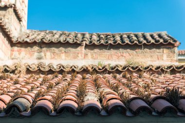 Eski kırmızı kil Arap çatı kiremitleri