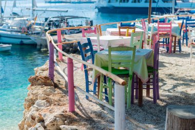 Restoranda güzel deniz manzaralı bir masa.