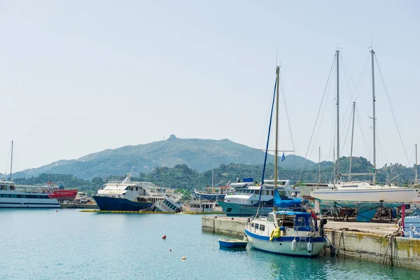 Bateaux Balancent Sur Les Vagues Turquoise Mer Ionienne Grèce Par — Photo