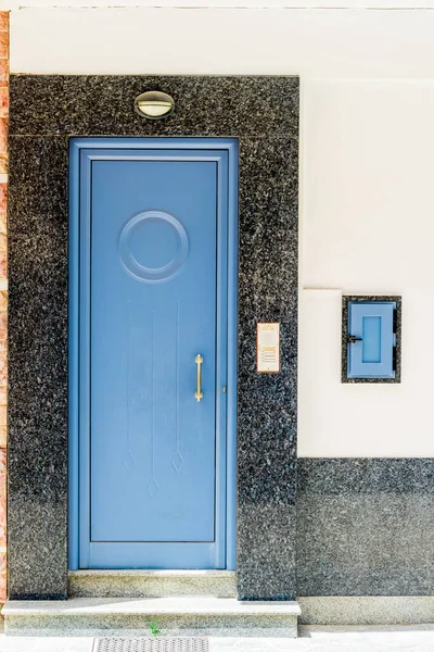 Entrée Porte Bleue Avec Une Maison Dans Style Laconique Gros — Photo